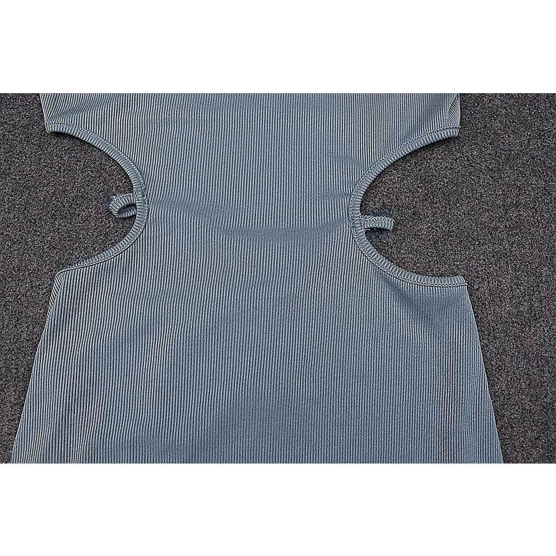 Elegant dress with side slit