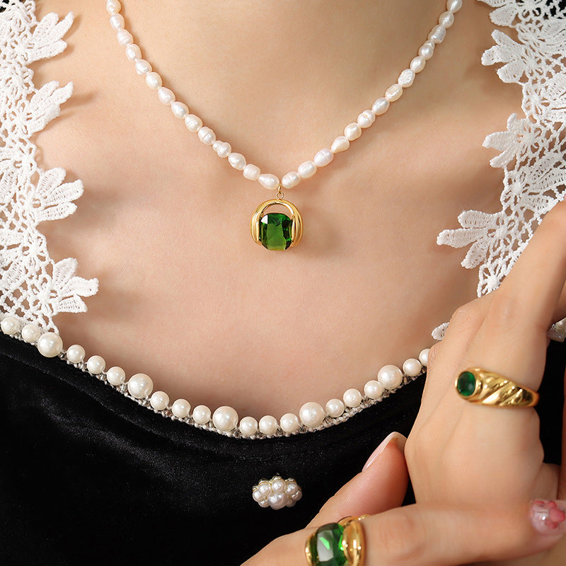 Clara | Elegante Perlenkette mit grünem Zirkon-Anhänger für Damen