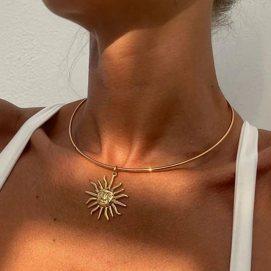 Elegante ene Choker-Halskette mit Sonnenanhänger für Damen