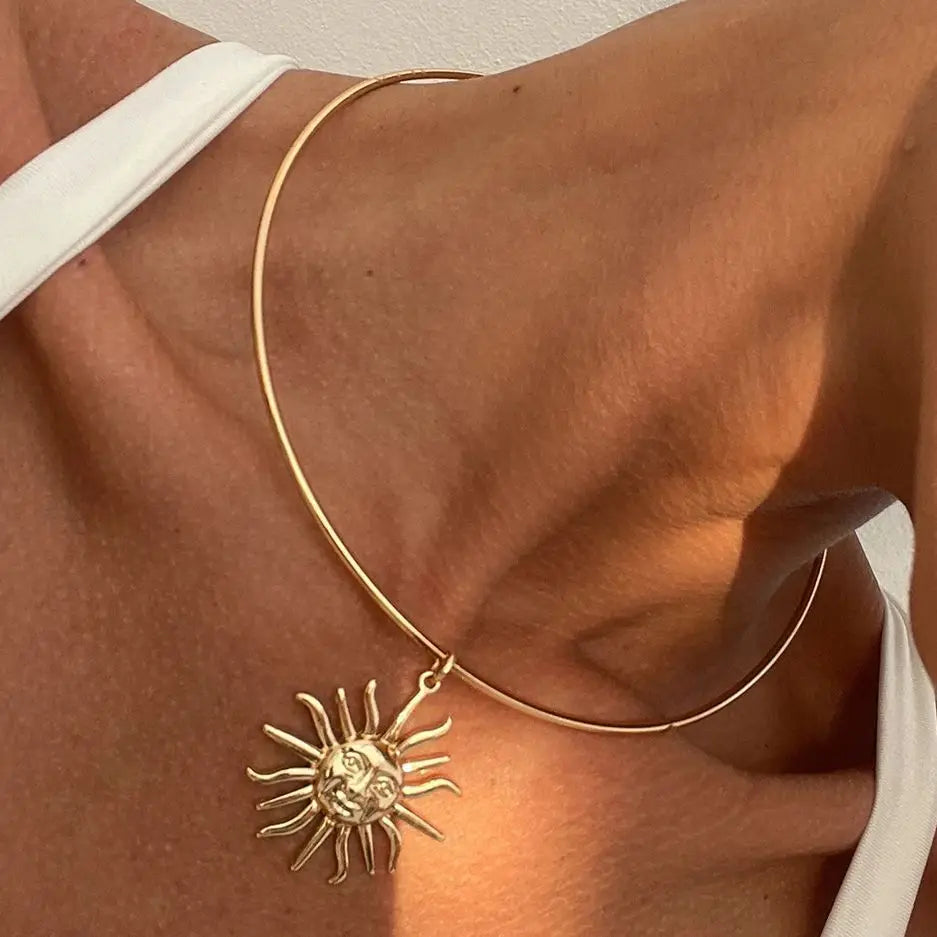 Elegante ene Choker-Halskette mit Sonnenanhänger für Damen