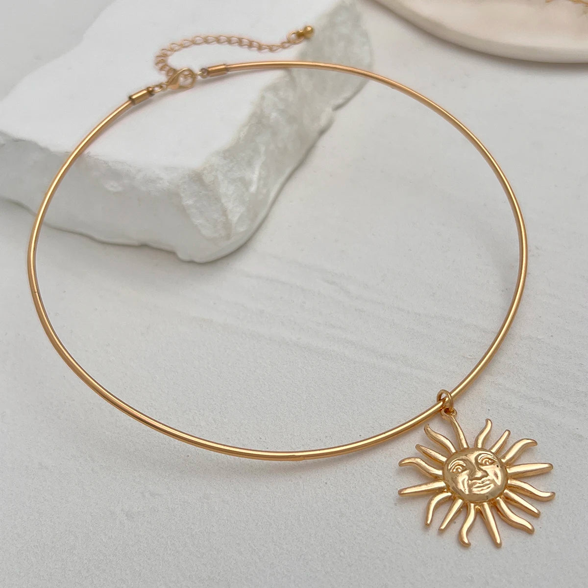 Elegante ene Choker-Halskette mit Sonnenanhänger für Damen