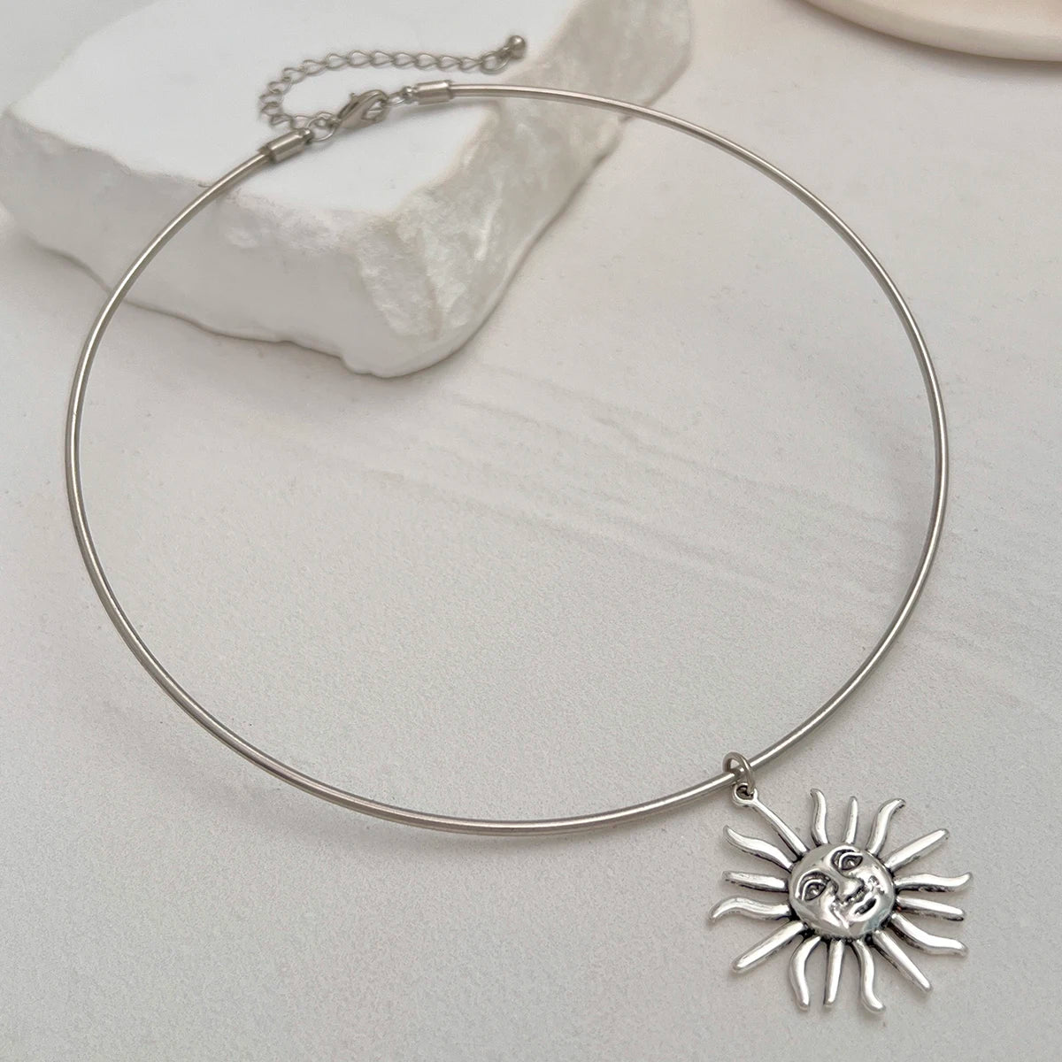 Elegante ene Choker-Halskette mit Sonnenanhänger für Damen