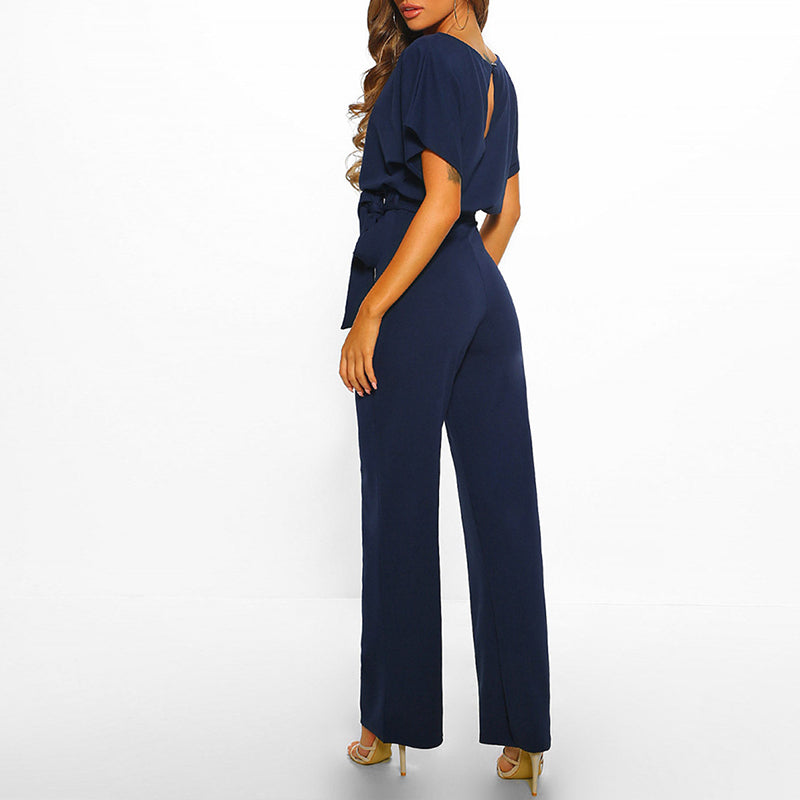 Elegante tuta da donna con accentuazione della vita e scollo rotondo
