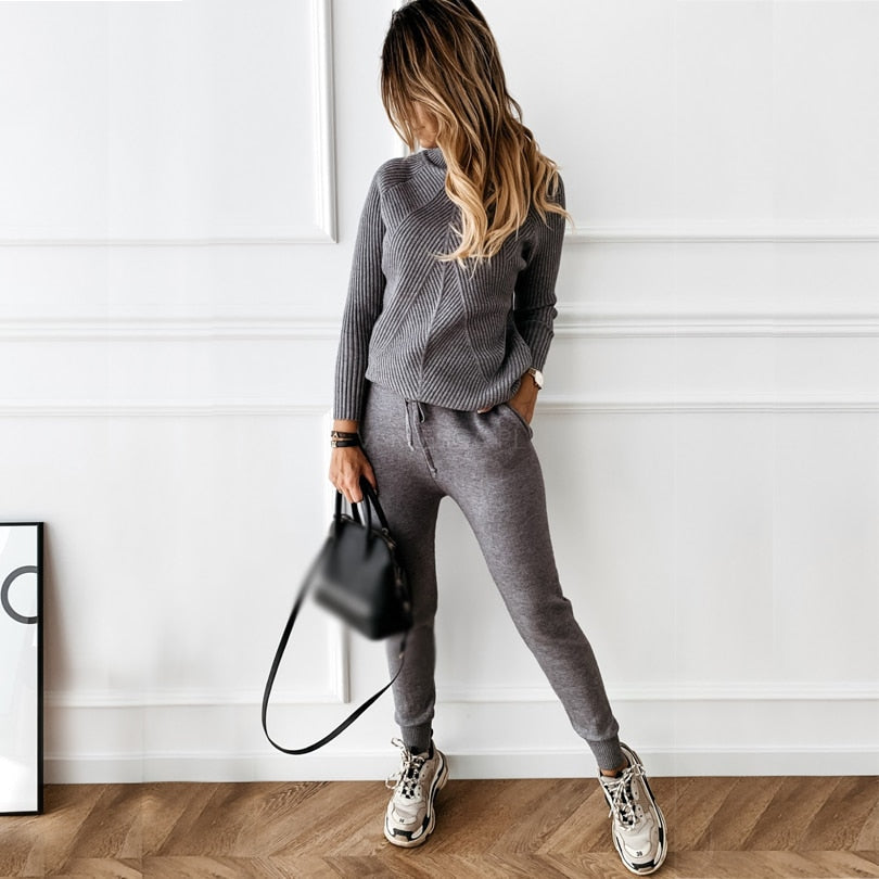 Eleganter Damen Trainingsanzug mit Coltrui und Jogginghose