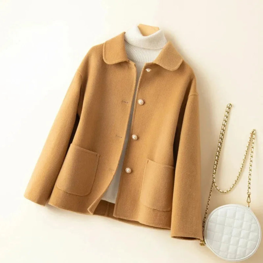 Cappotto elegante con colletto a bambola e bottoni di perle