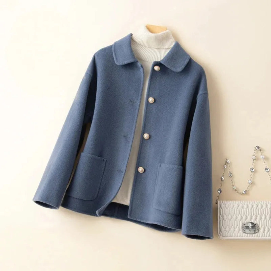 Cappotto elegante con colletto a bambola e bottoni di perle