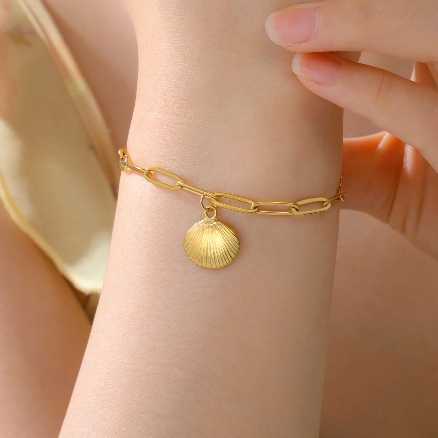 Elegantes Armband Damen aus Edelstahl mit Muschel-Anhänger in farbe