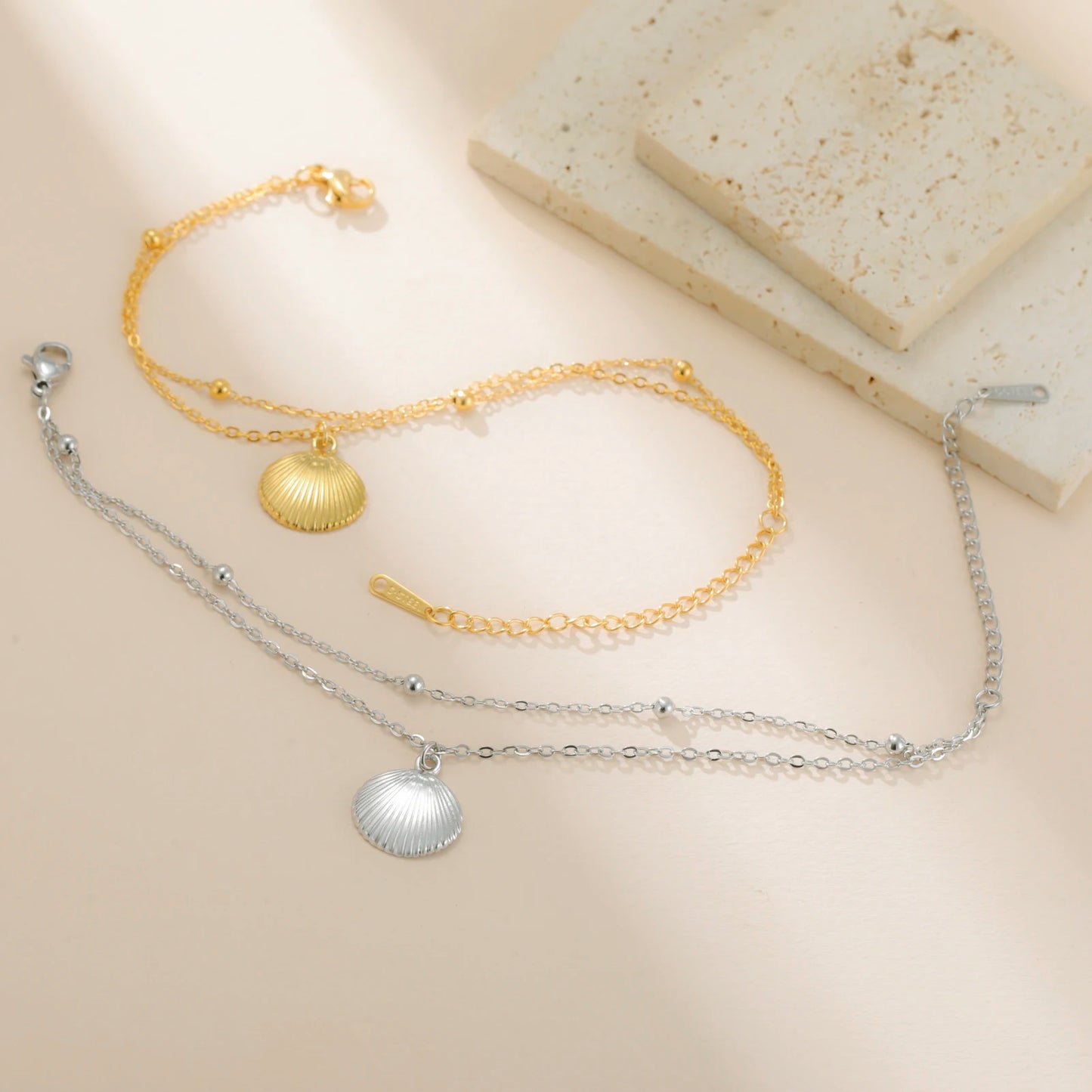 Elegantes Armband Damen aus Edelstahl mit Muschel-Anhänger in farbe