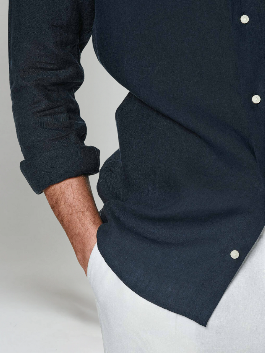 Elegantes Herrenhemd aus Leinen in Navy