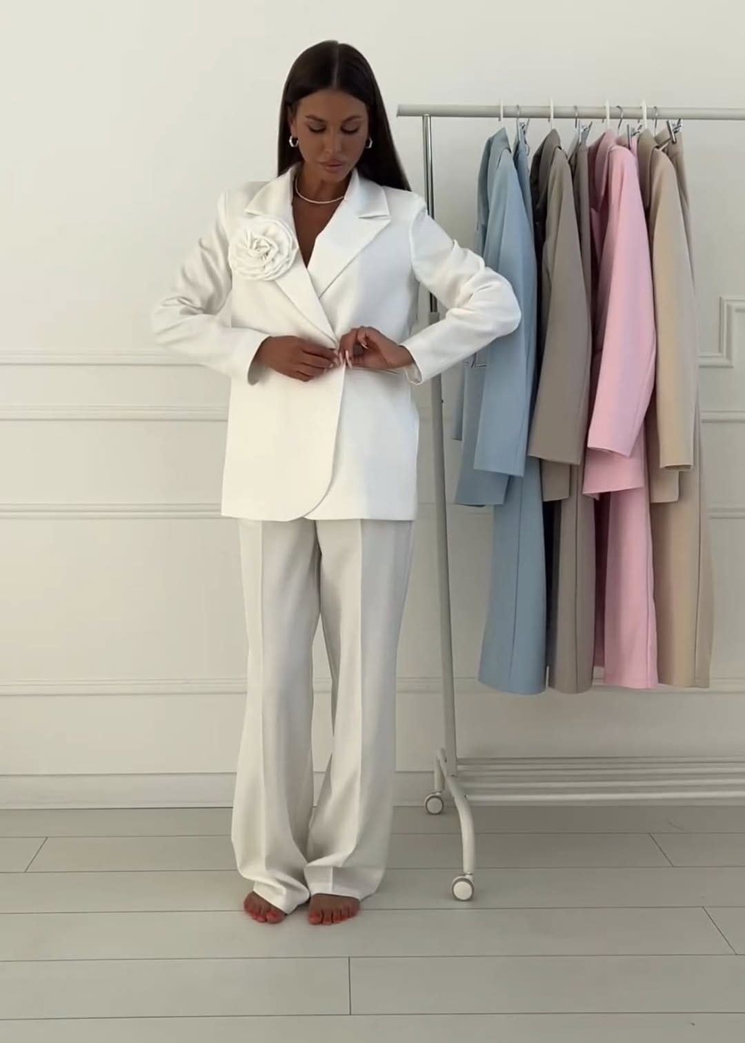 Elegantes Kostüm Damen mit Langarm und Gleitendem Dekolleté
