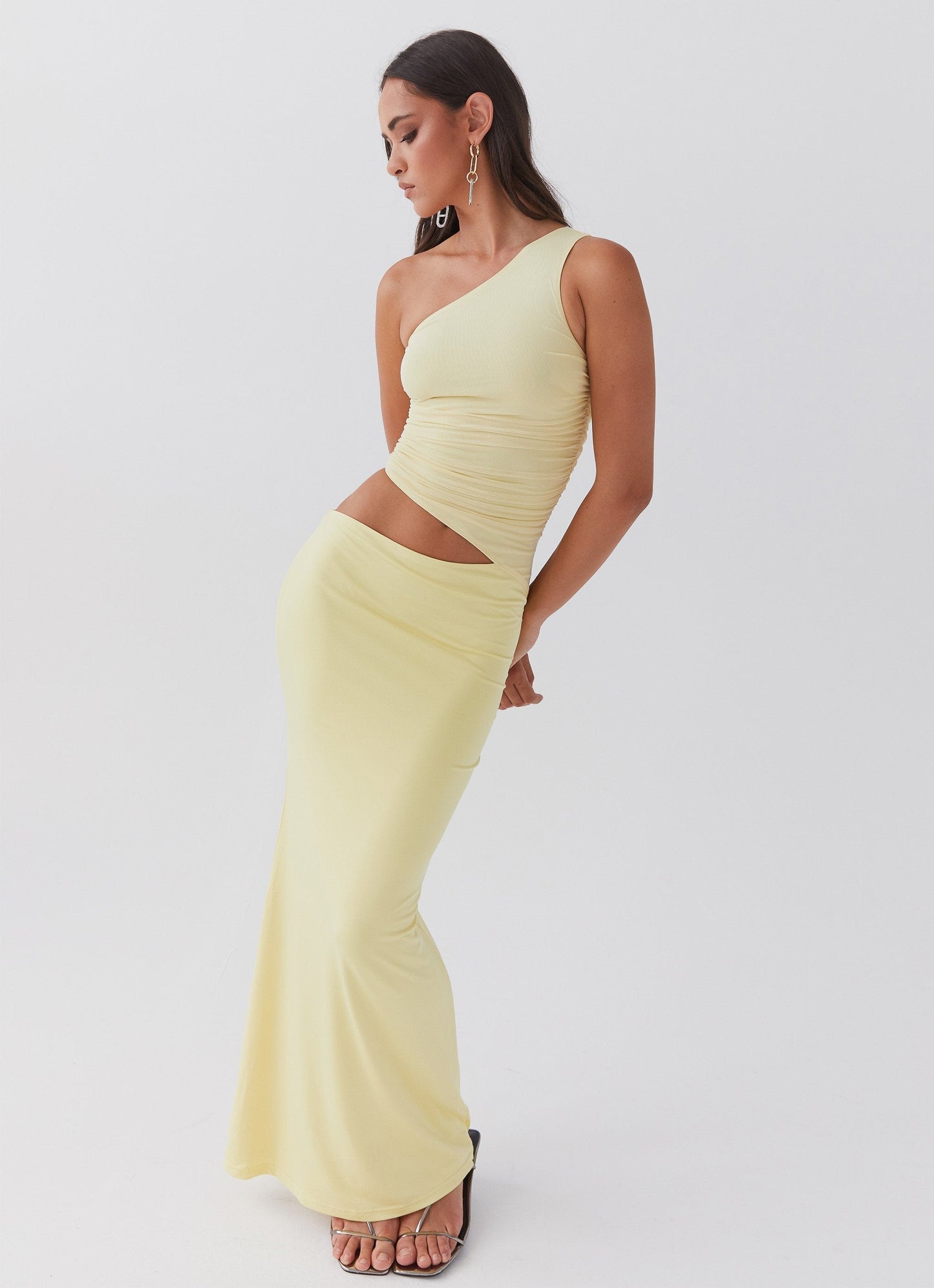 Elegantes Maxi-Kleid mit asymmetrischem Ausschnitt