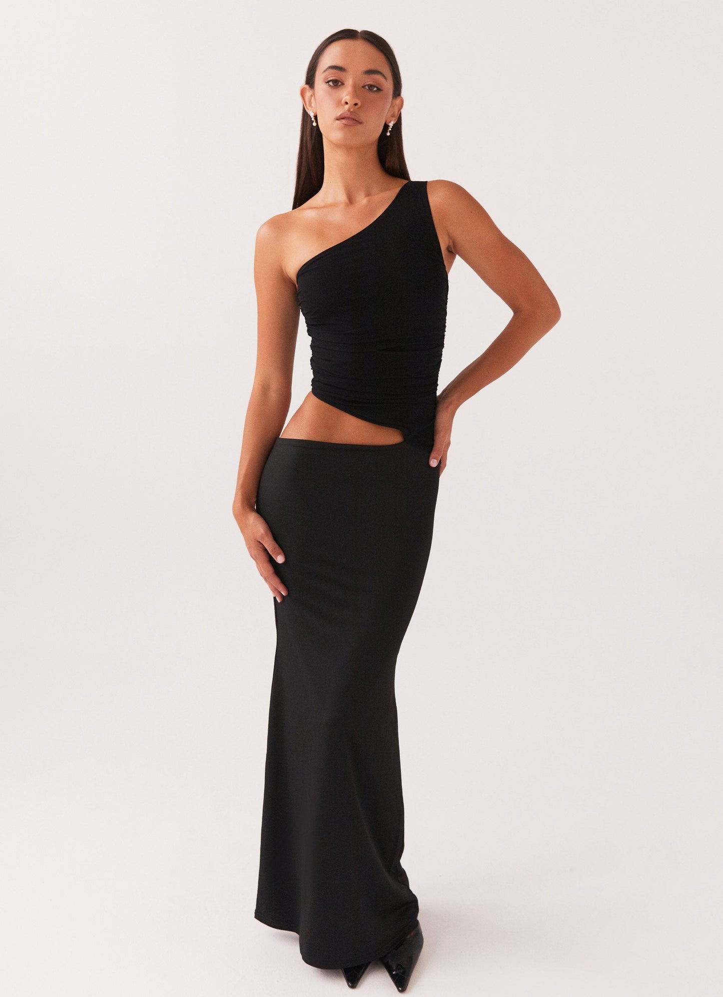 Elegantes Maxi-Kleid mit asymmetrischem Ausschnitt