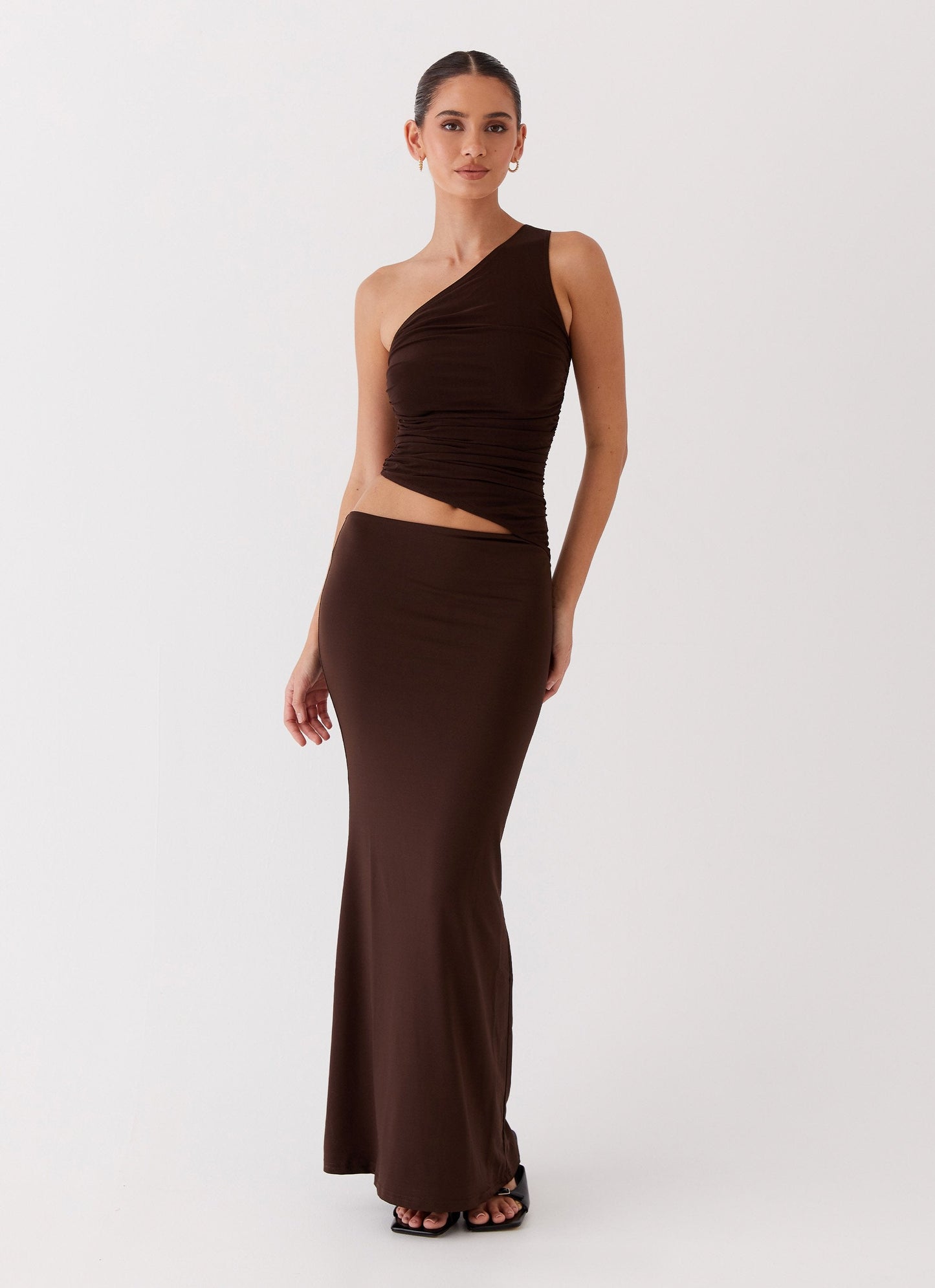 Elegantes Maxi-Kleid mit asymmetrischem Ausschnitt