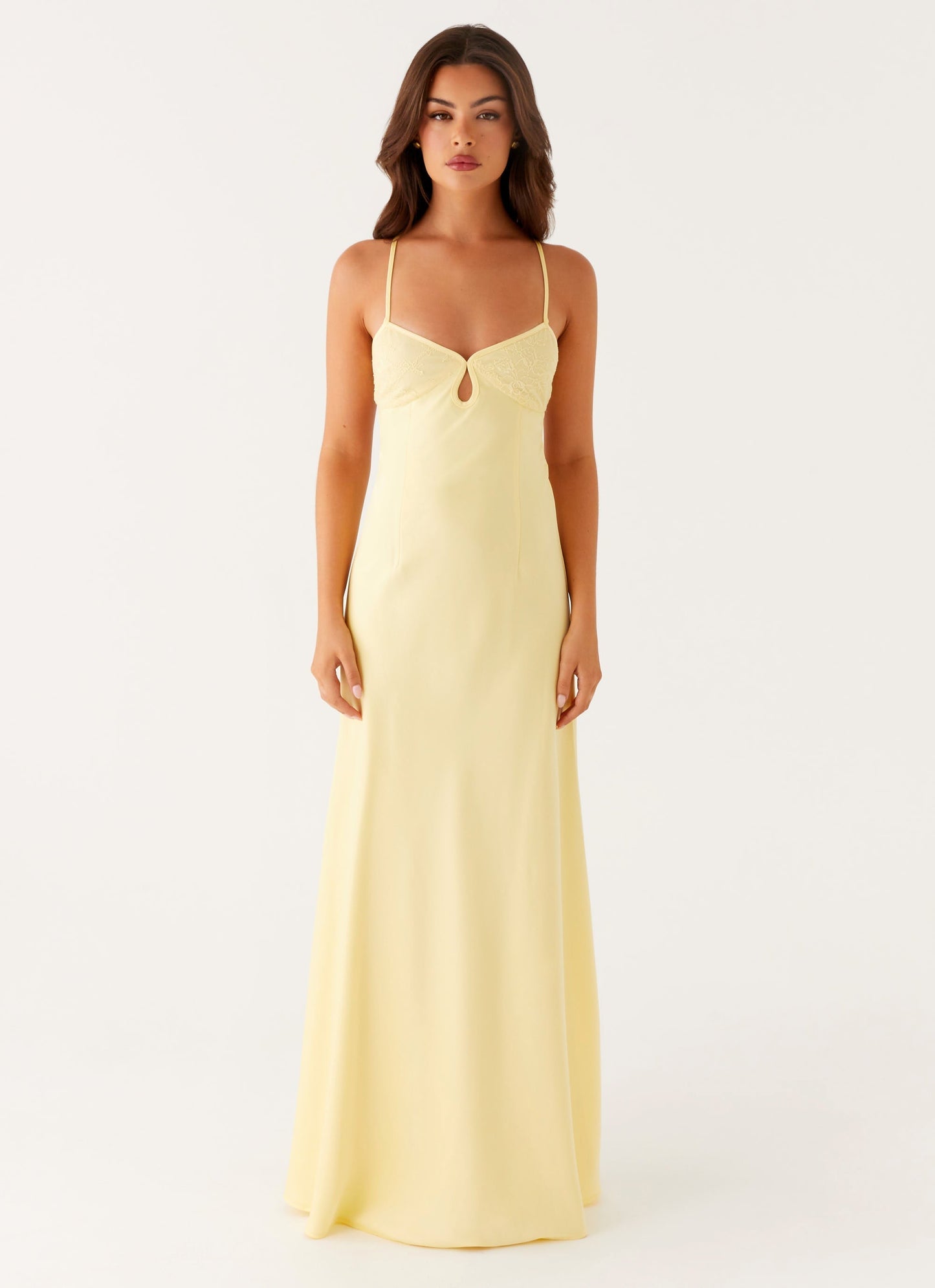 Elegant maxi dress in light yellow with lace details
