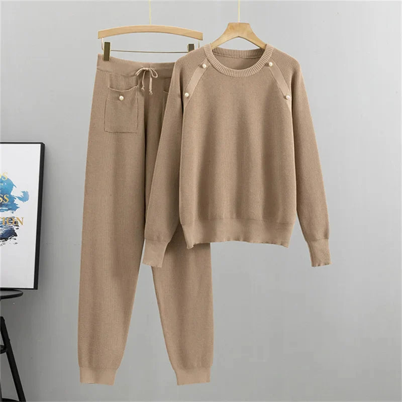 Elegantes Strick-Loungewear Set mit Perlenakzenten
