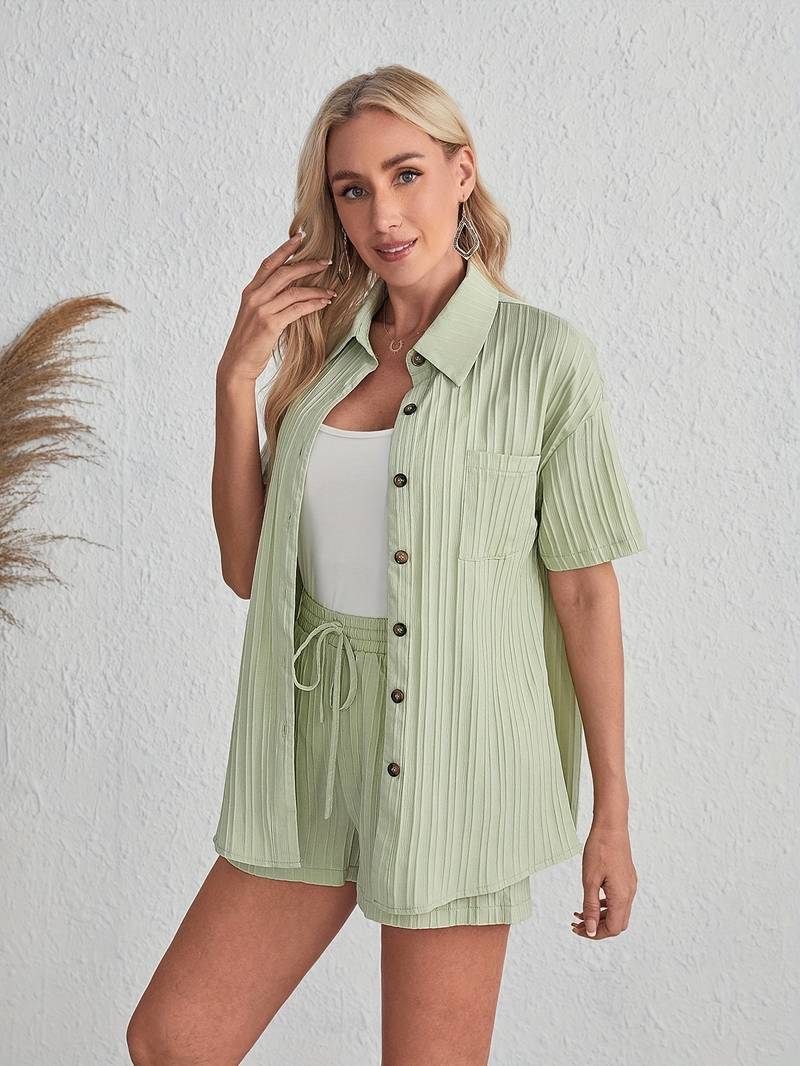 Kurzarmhemd mit Knopfleiste und Shorts mit Kordelzug