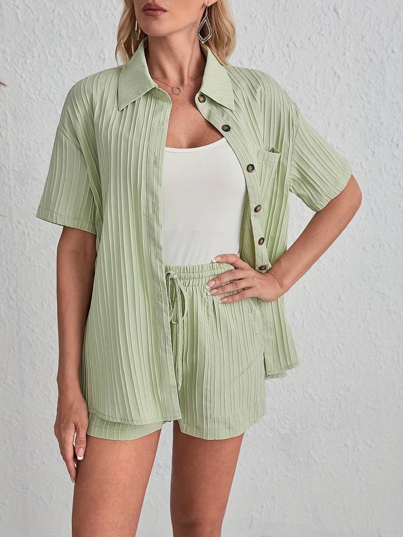 Kurzarmhemd mit Knopfleiste und Shorts mit Kordelzug