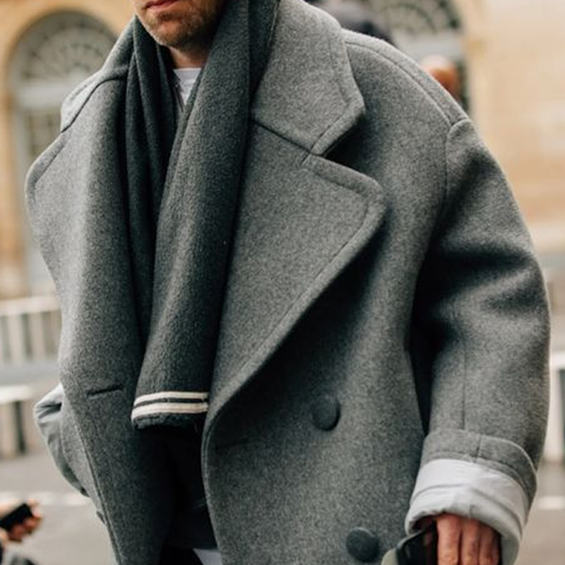 Kurze Herrenjacke mit Rüschen