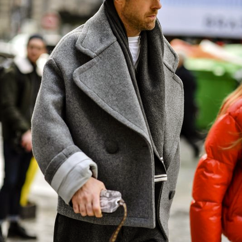 Kurze Herrenjacke mit Rüschen