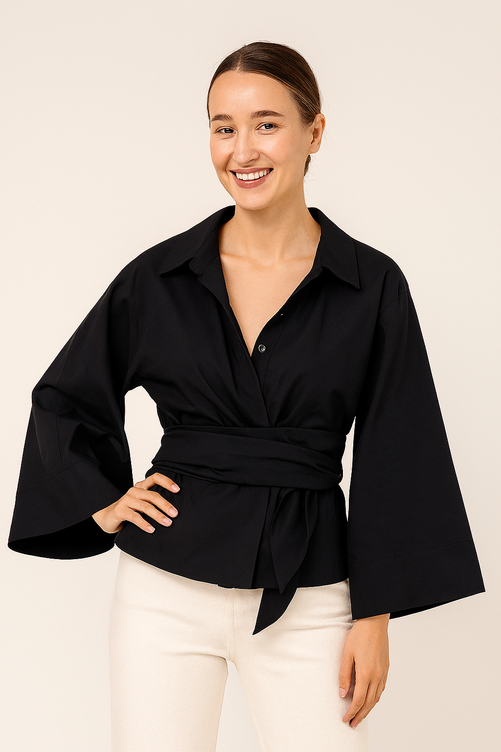 Bluse mit Bindegürtel und weiten Ärmeln