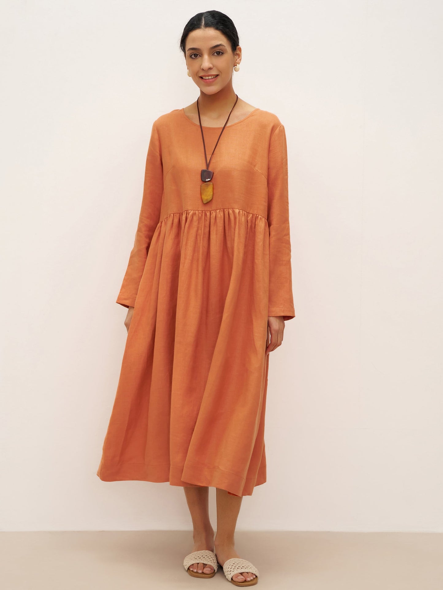 Linen dress with long sleeves and fitted ruffles