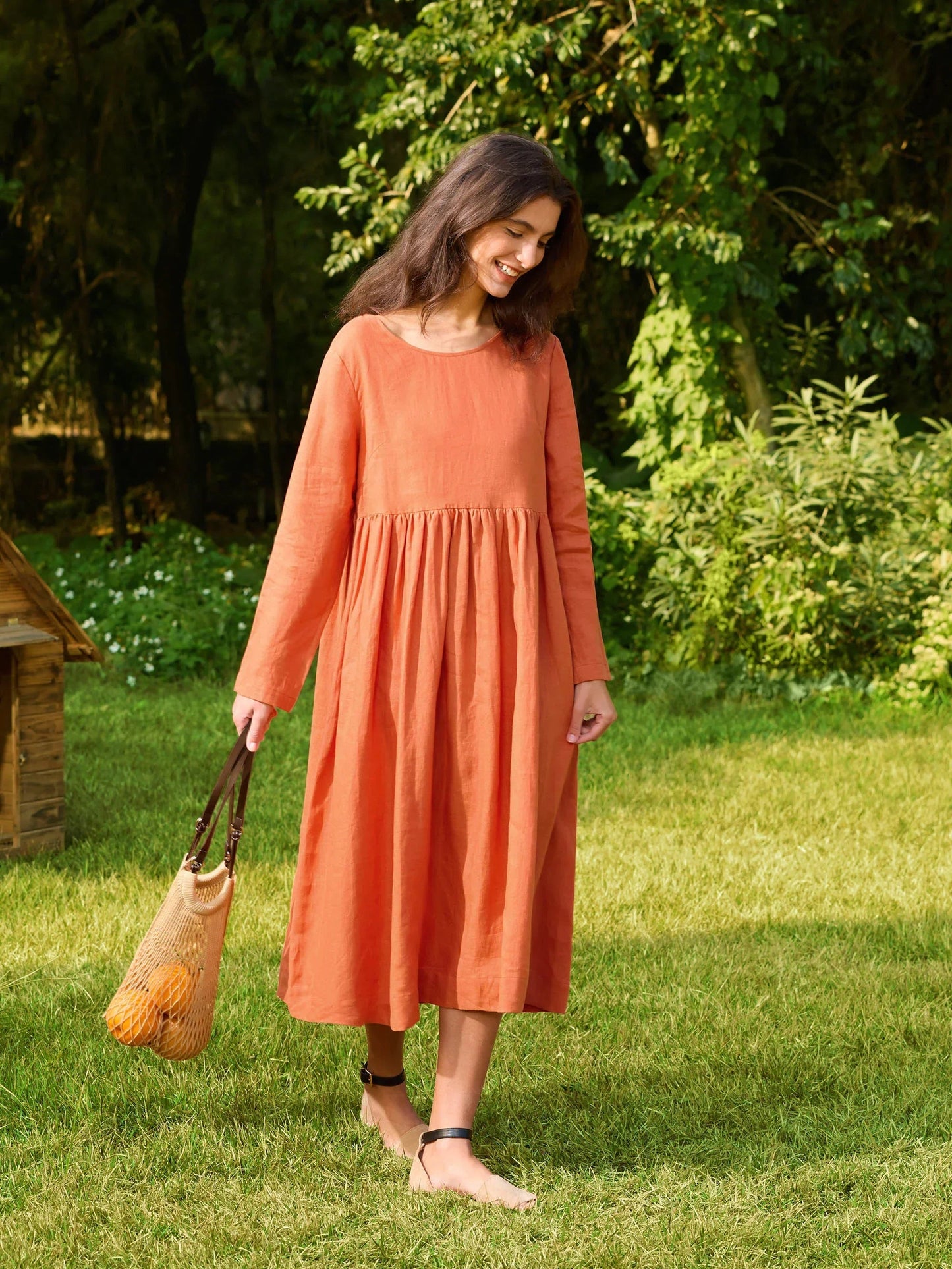 Linen dress with long sleeves and fitted ruffles