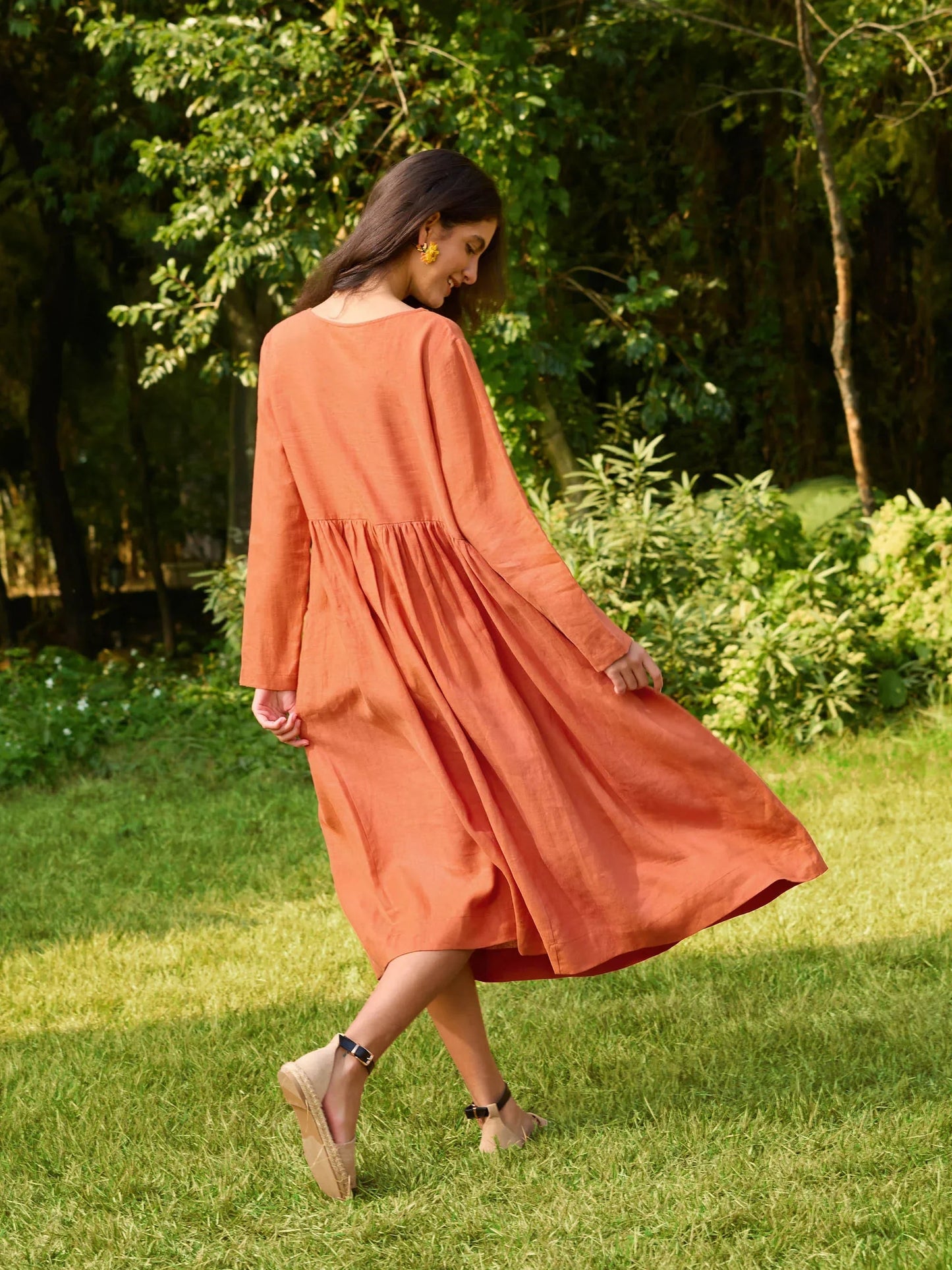 Linen dress with long sleeves and fitted ruffles