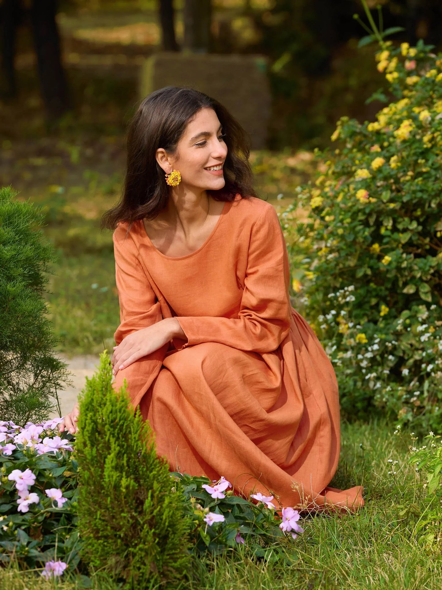 Linen dress with long sleeves and fitted ruffles