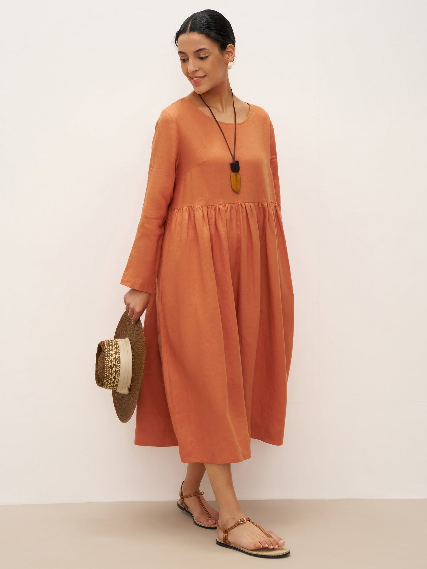 Linen dress with long sleeves and fitted ruffles