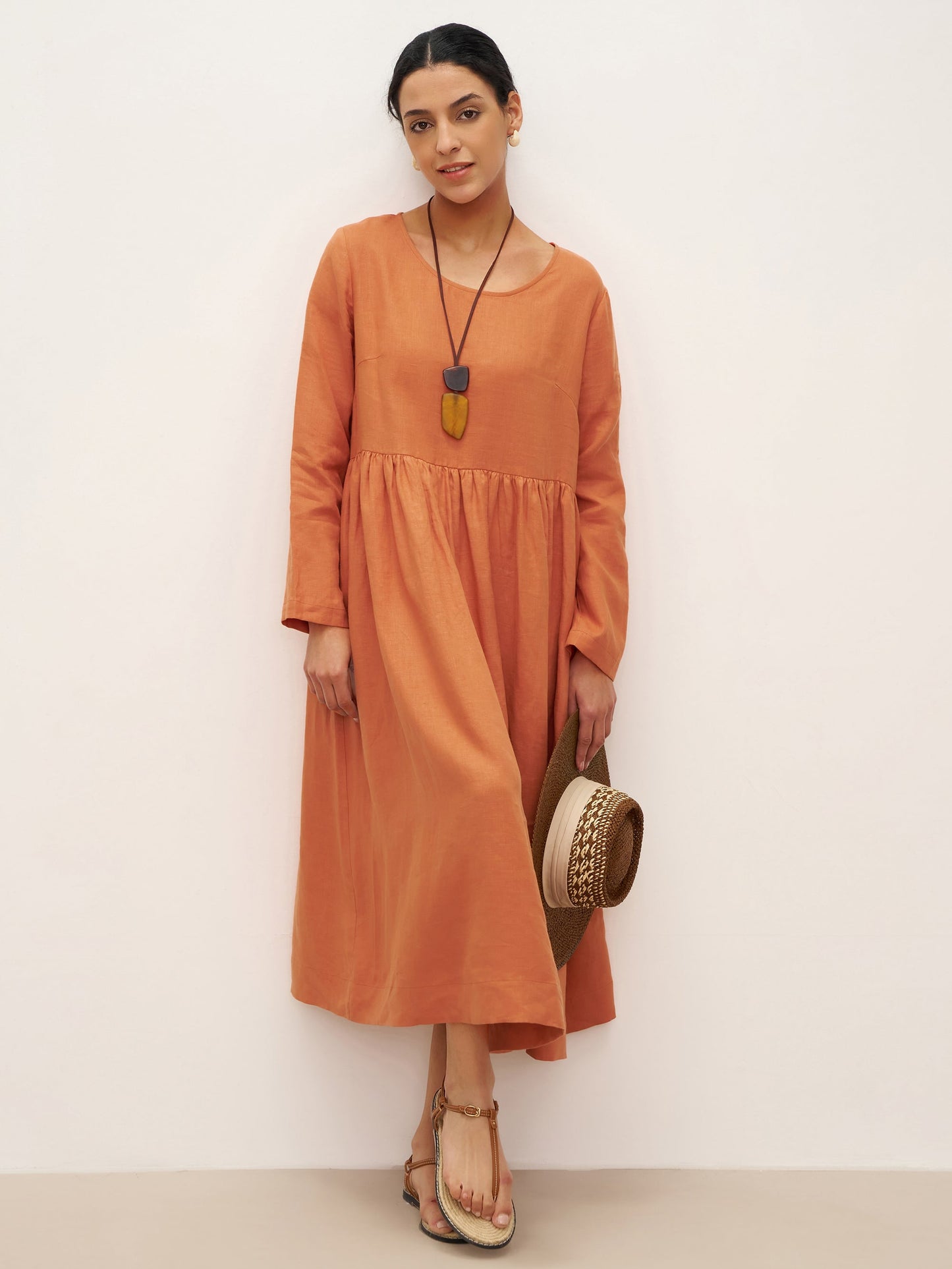 Linen dress with long sleeves and fitted ruffles