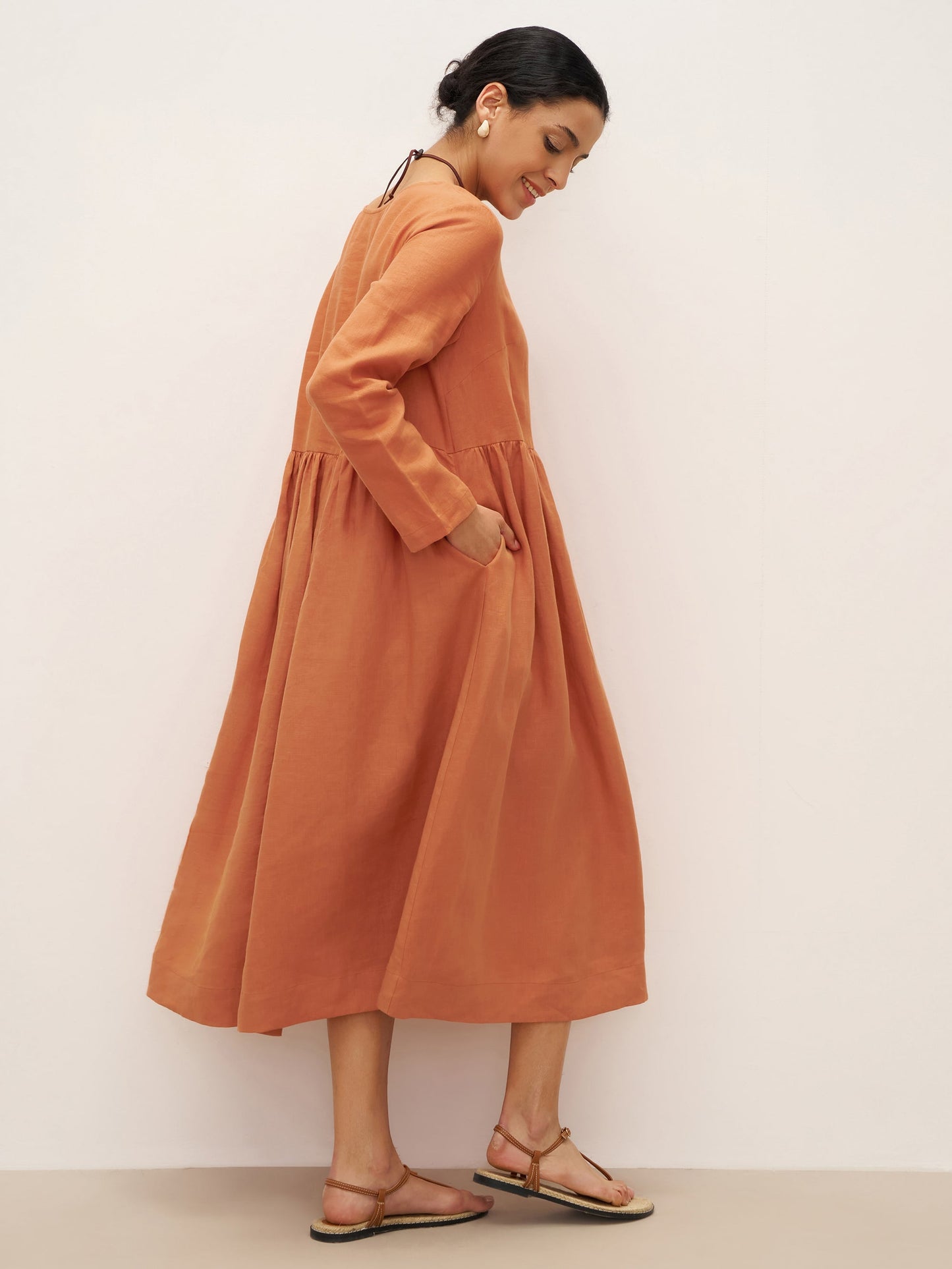 Linen dress with long sleeves and fitted ruffles