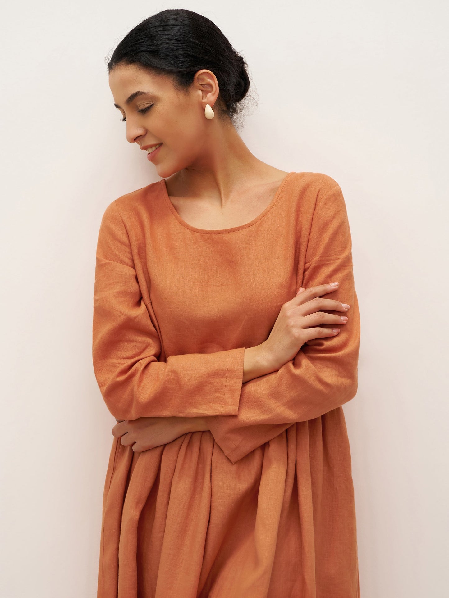 Linen dress with long sleeves and fitted ruffles