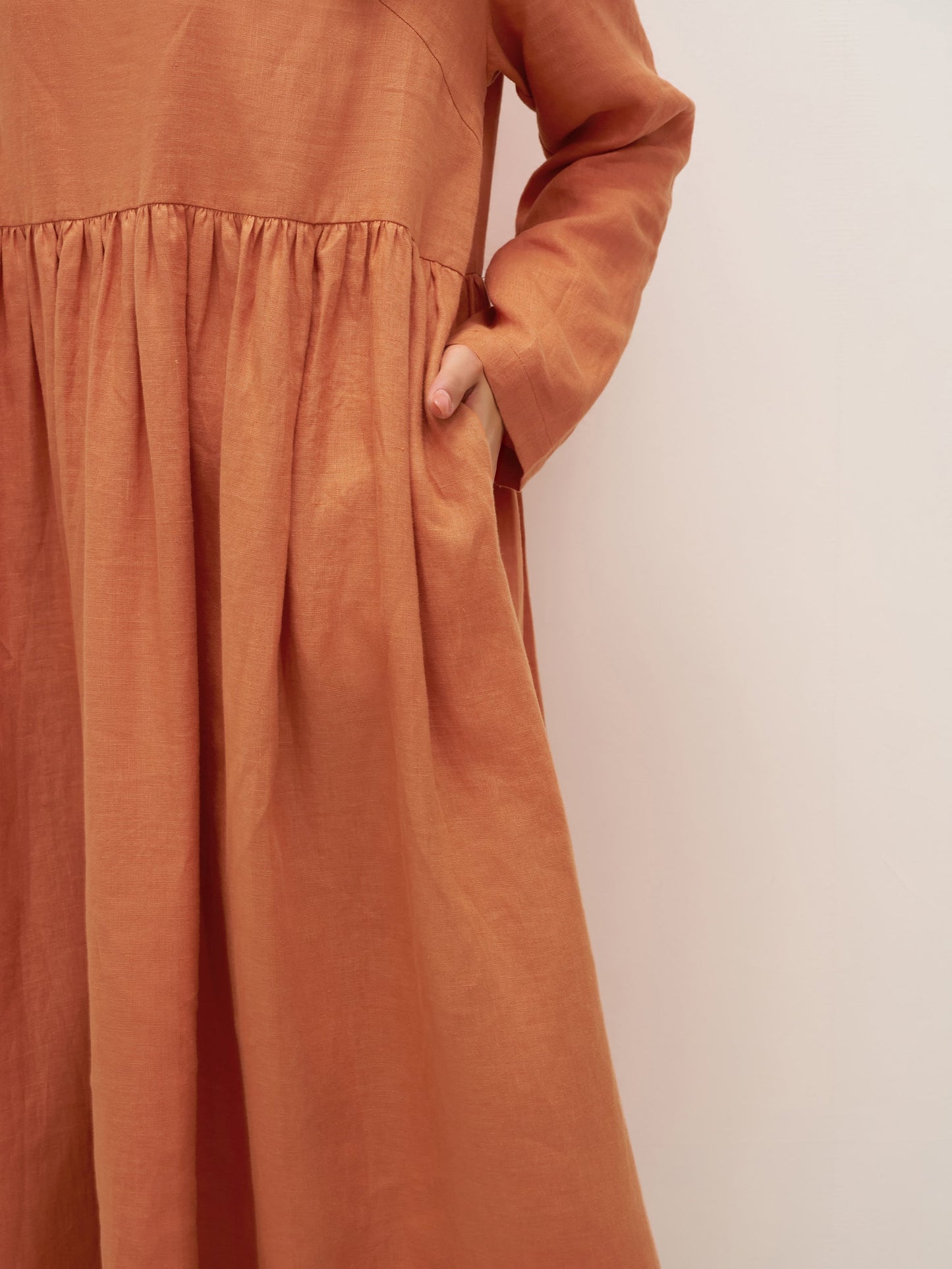 Linen dress with long sleeves and fitted ruffles