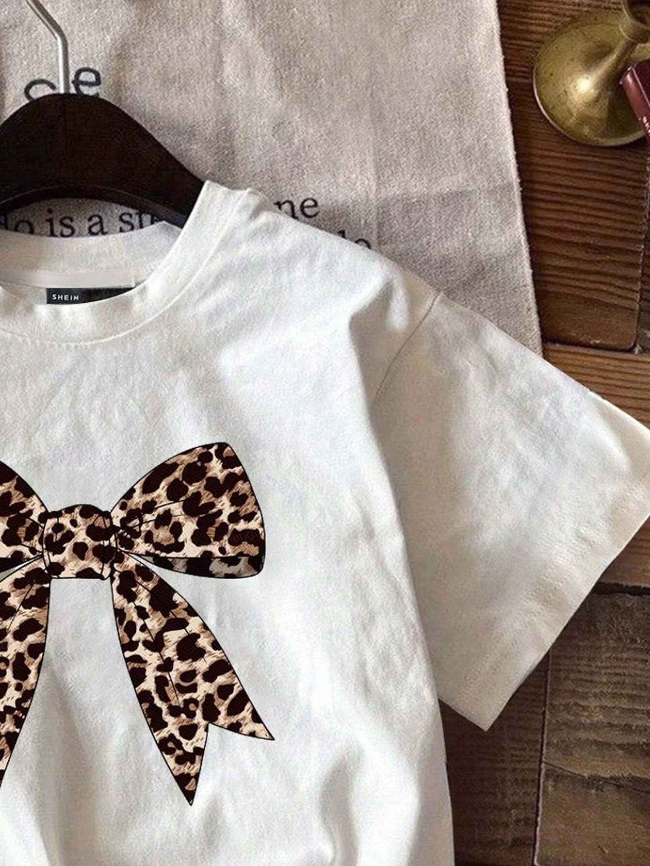 Leopard Bow Print T-Shirt für Damen