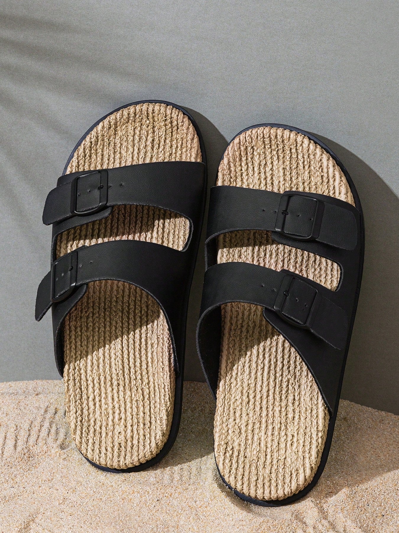 Minimalistische Slip-On Hausschuhe aus atmungsaktivem Material
