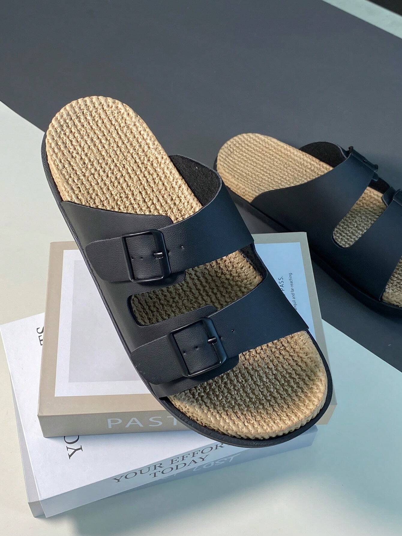 Minimalistische Slip-On Hausschuhe aus atmungsaktivem Material