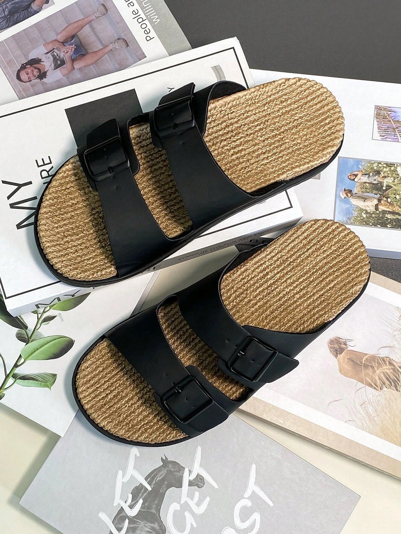 Minimalistische Slip-On Hausschuhe aus atmungsaktivem Material