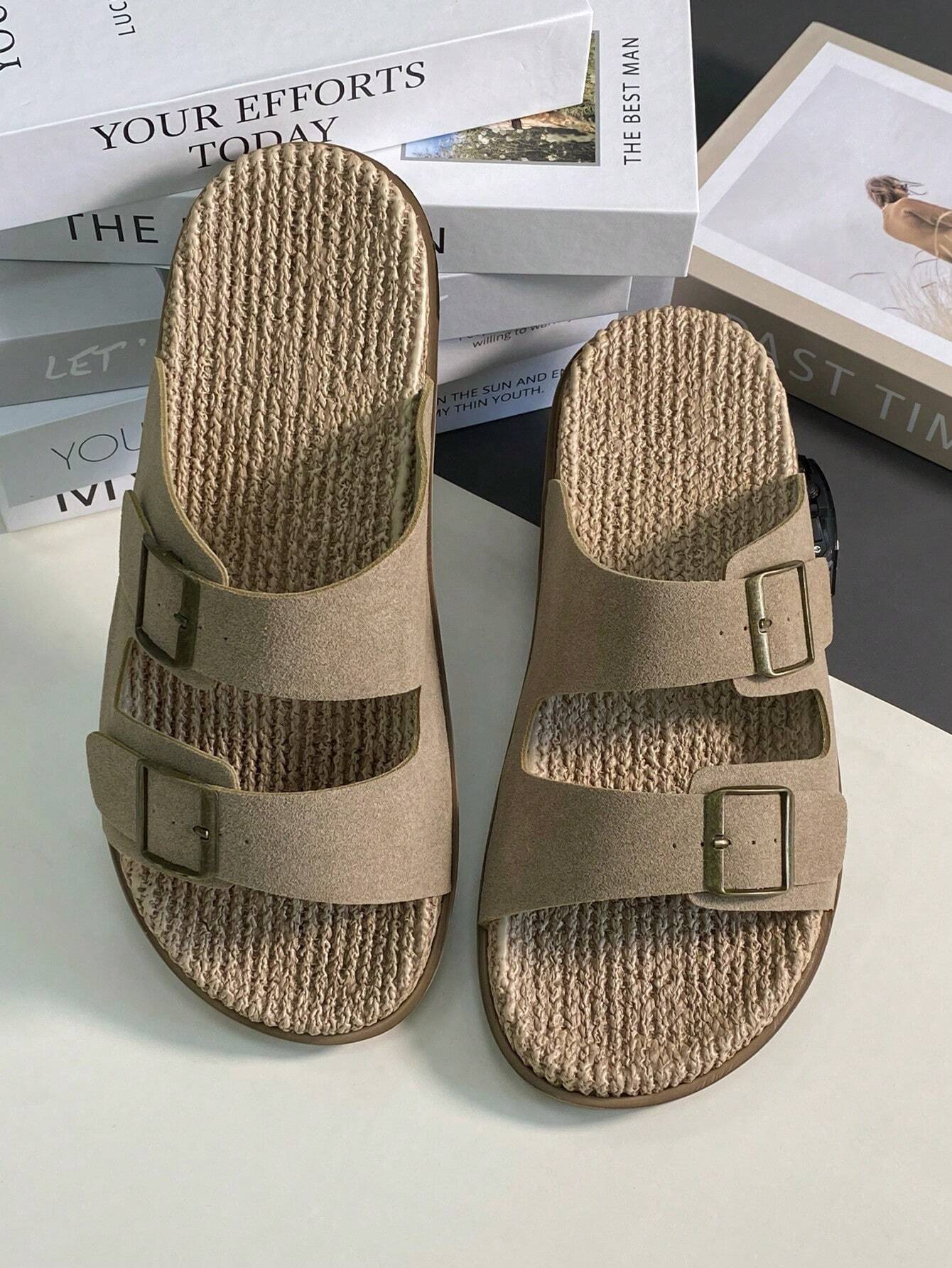 Minimalistische Slip-On Hausschuhe aus atmungsaktivem Material