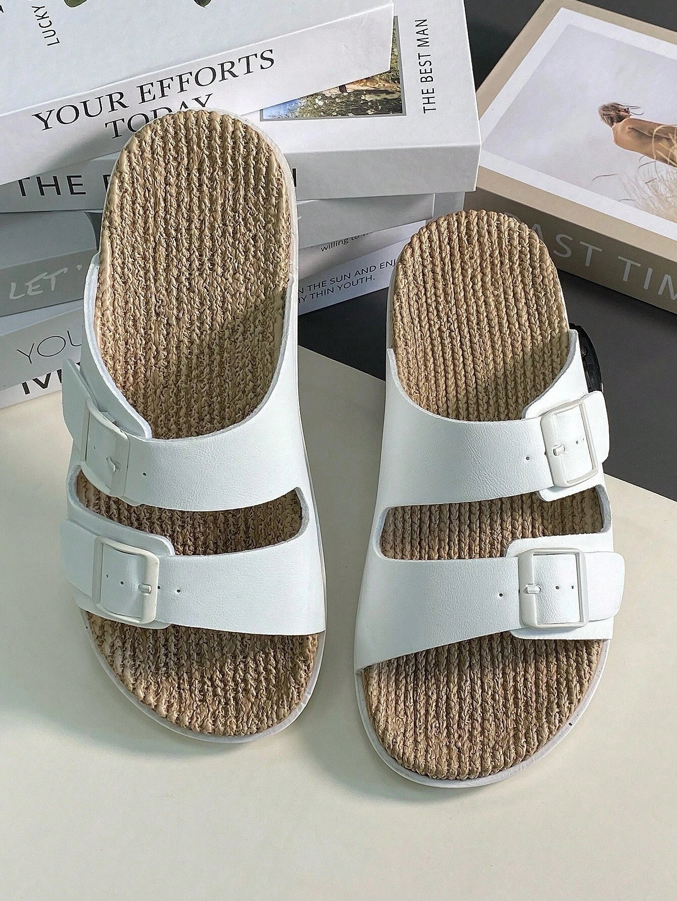 Minimalistische Slip-On Hausschuhe aus atmungsaktivem Material