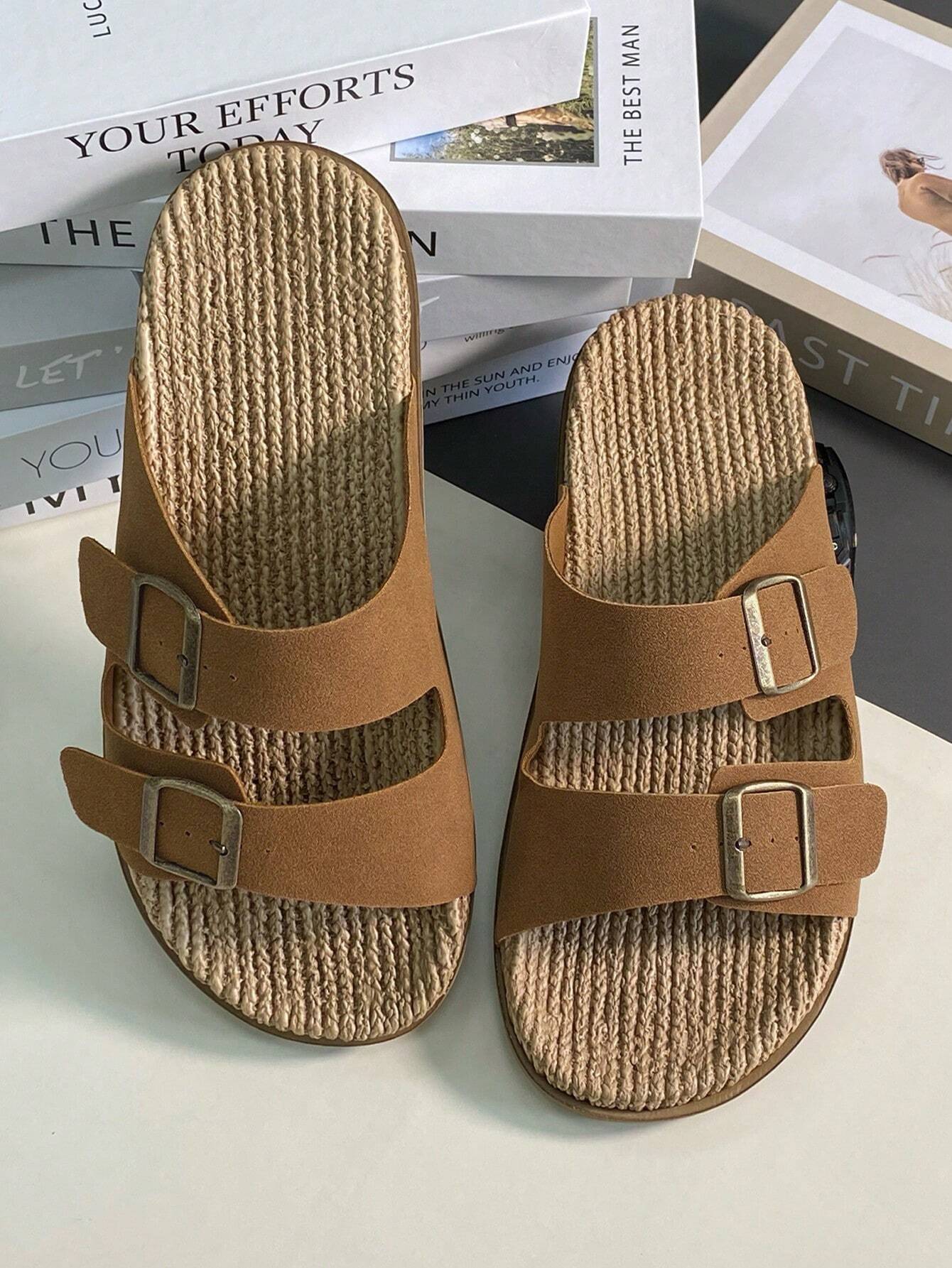 Minimalistische Slip-On Hausschuhe aus atmungsaktivem Material