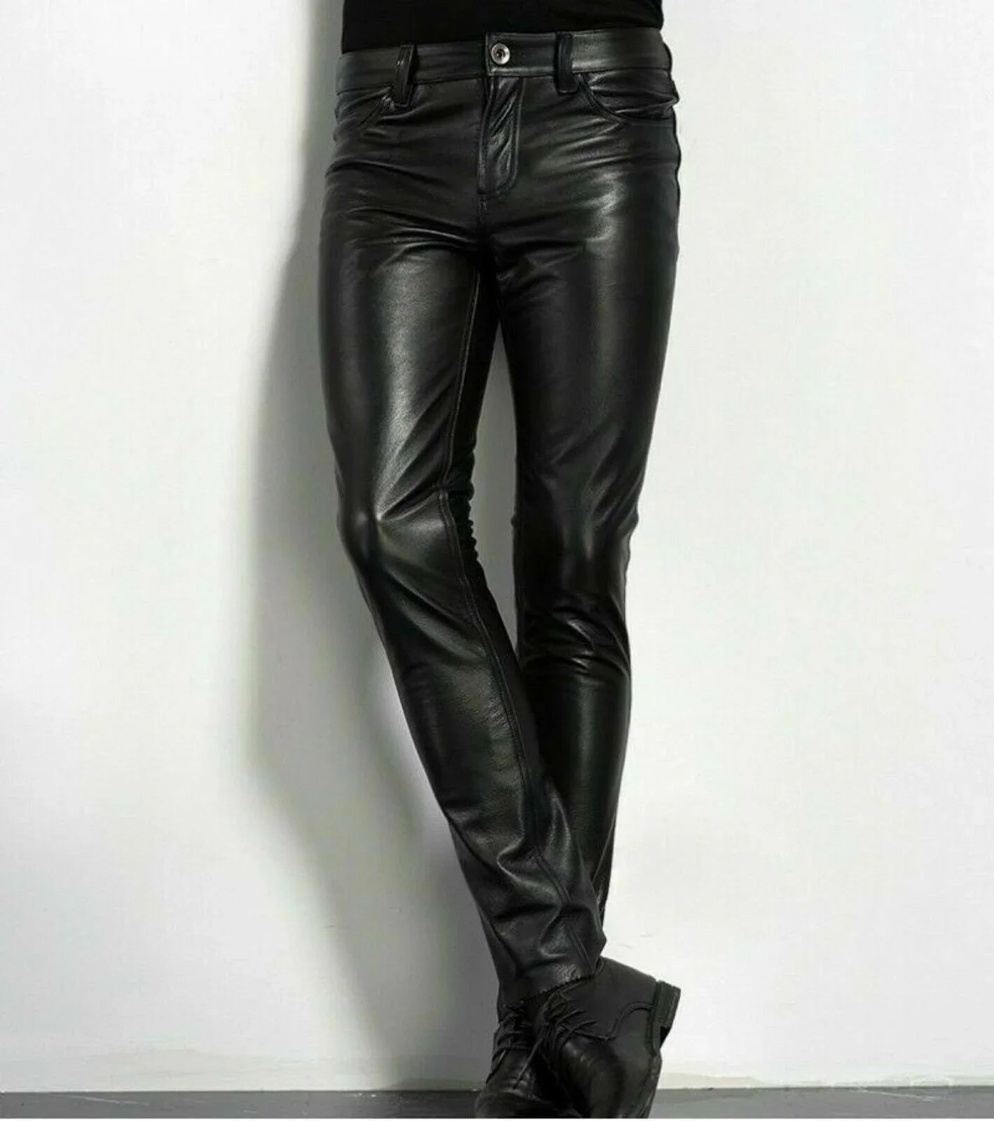 Modische Herren Lederhose im Rockstil