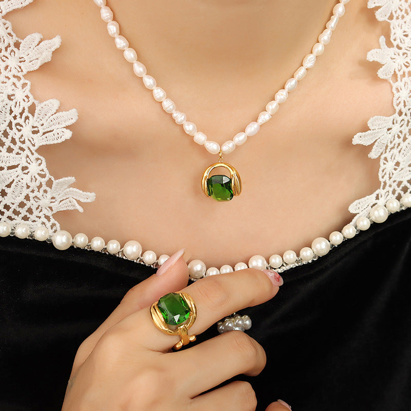 Clara | Elegante Perlenkette mit grünem Zirkon-Anhänger für Damen