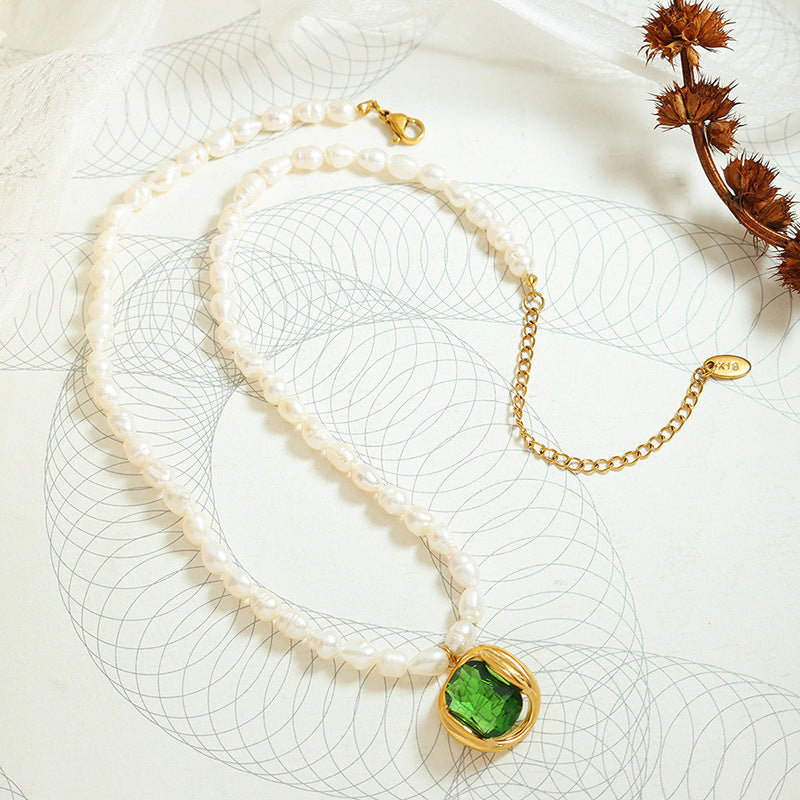 Clara | Elegante Perlenkette mit grünem Zirkon-Anhänger für Damen