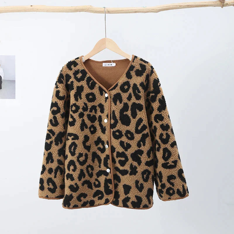 Variant image for Beatrix | Strickjacke Damen mit Leopardenmuster und V-Ausschnitt-1