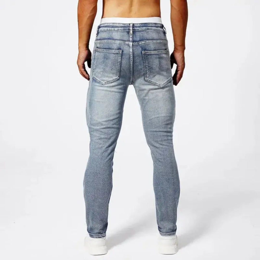 Jeans Moto de corte ajustado en denim elástico premium con costuras de panel