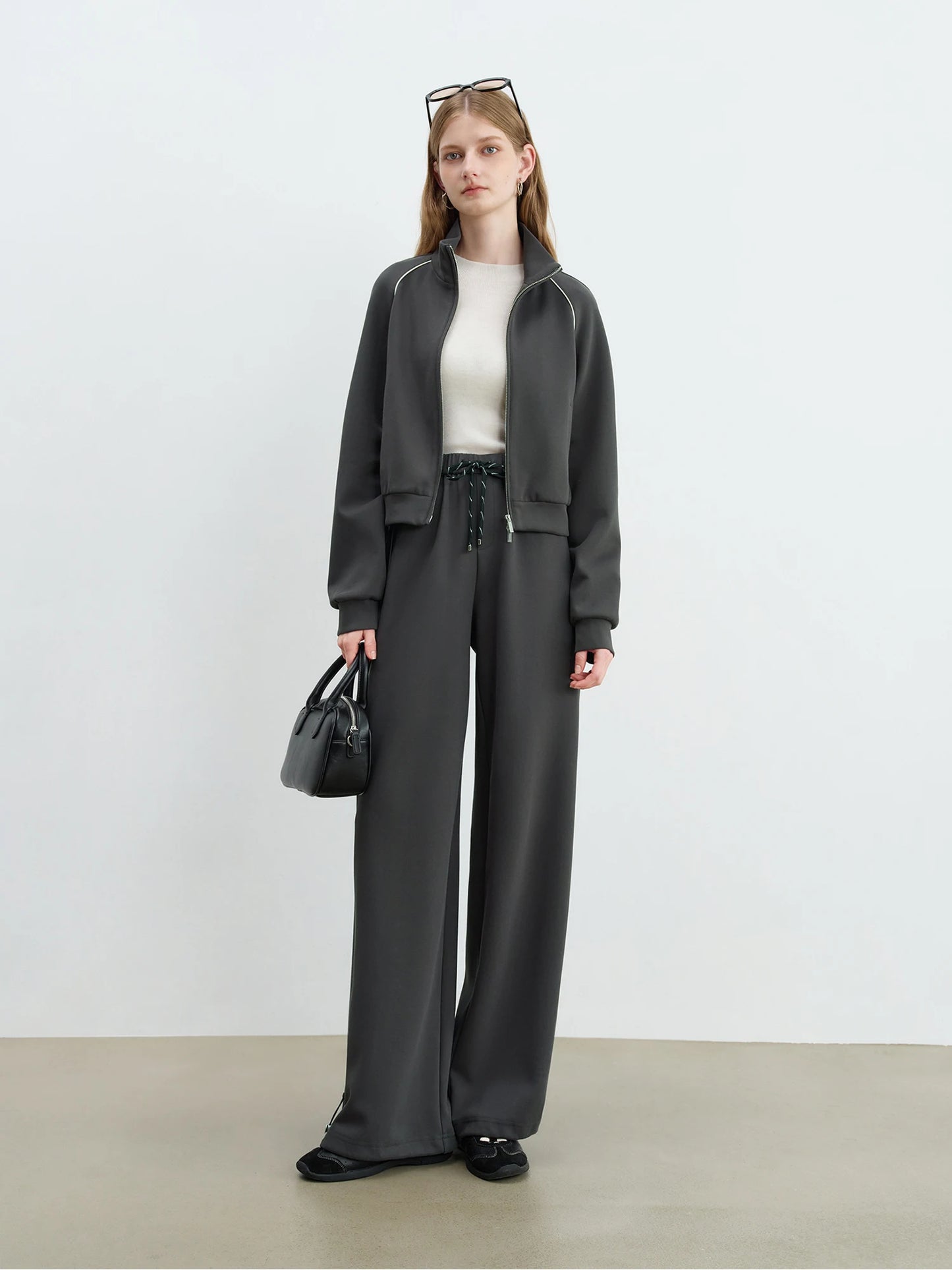 Sportliches Damen Outfit mit Kontrastfarbiger Cropped Jacke und Bequemen Hosen