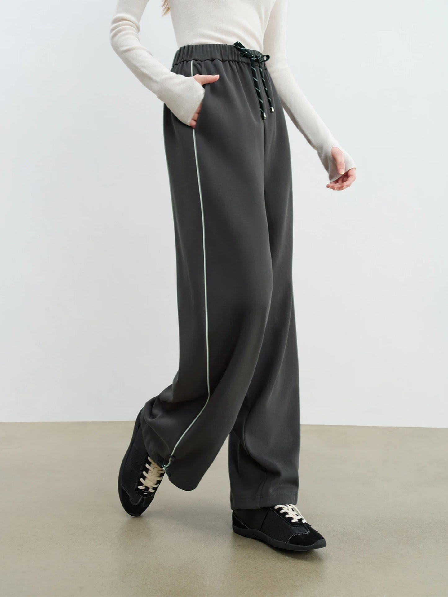 Sportliches Damen Outfit mit Kontrastfarbiger Cropped Jacke und Bequemen Hosen