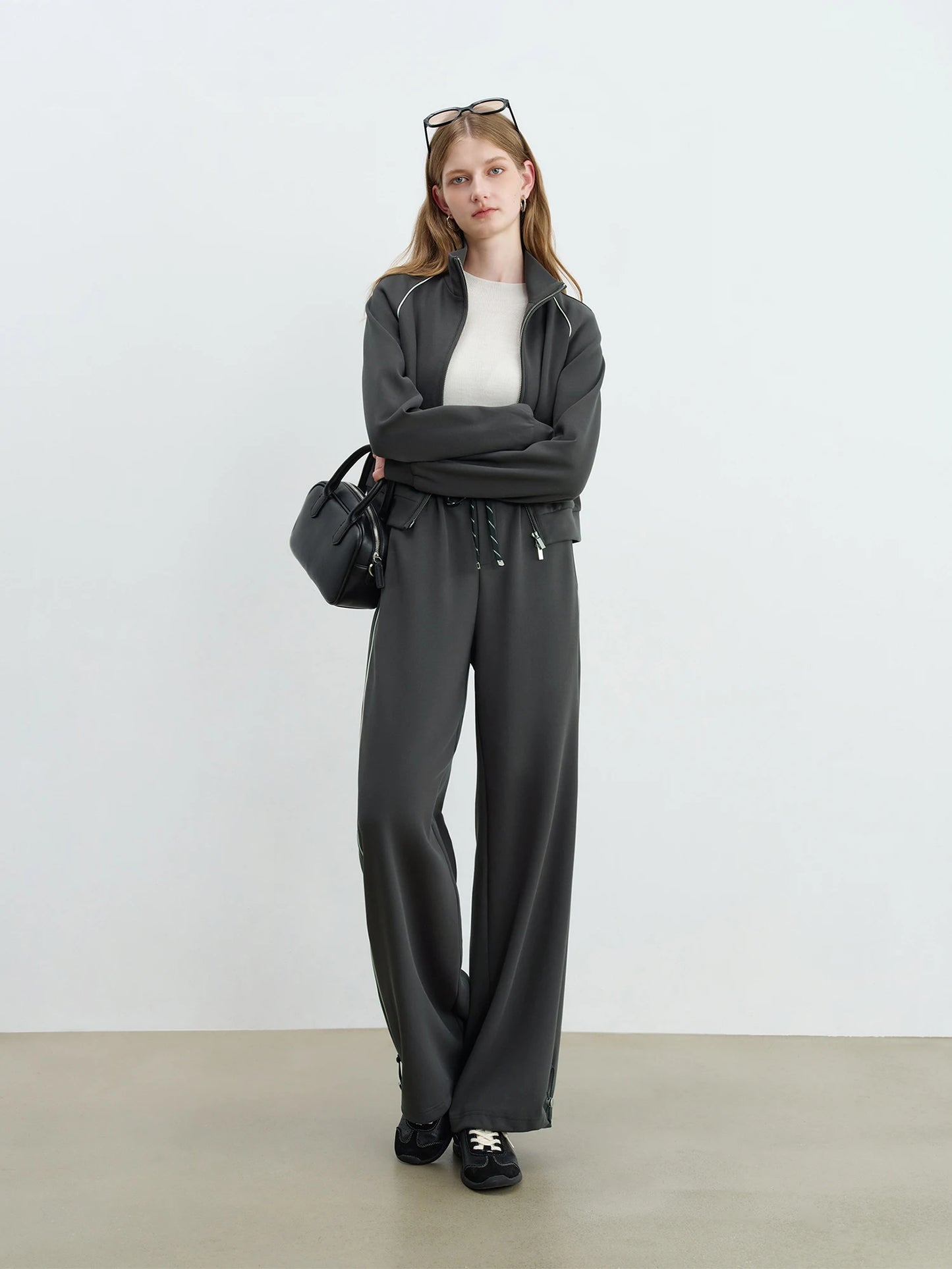 Sportliches Damen Outfit mit Kontrastfarbiger Cropped Jacke und Bequemen Hosen