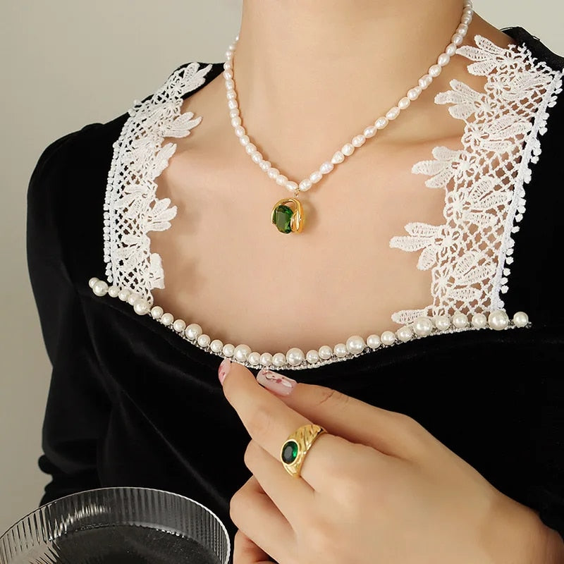 Clara | Elegante Perlenkette mit grünem Zirkon-Anhänger für Damen