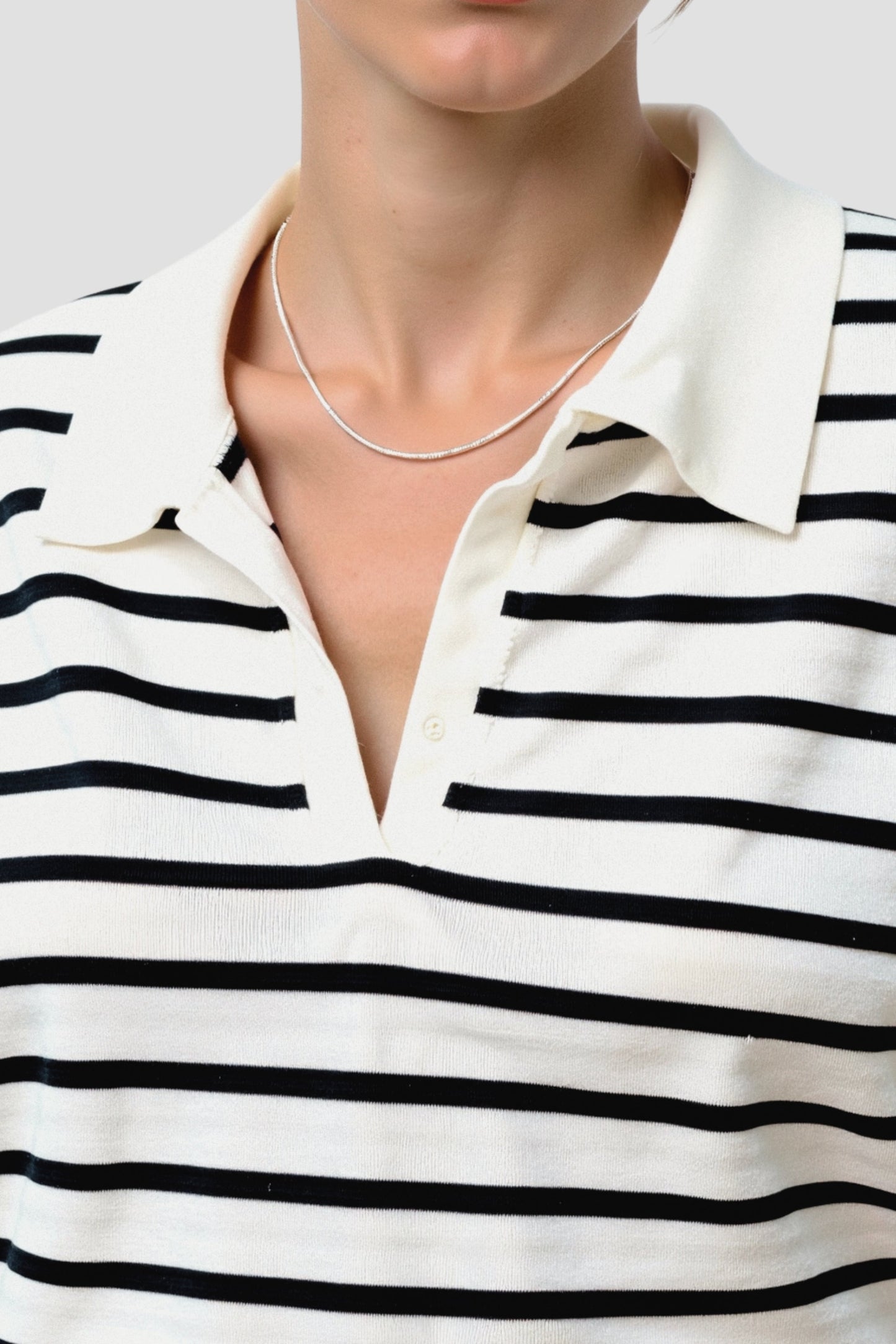 Vielseitige gestreifte Bluse mit V-Ausschnitt